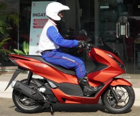 Simak Tips Posisi Duduk yang Nyaman saat Naik Motor