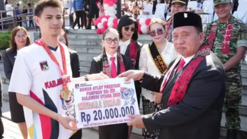 Robby Dondokambey dan Vanda Sarundajang Serahkan Bonus Prestasi Atlit Porprov Minahasa