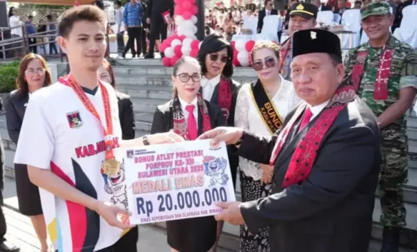 Robby Dondokambey dan Vanda Sarundajang Serahkan Bonus Prestasi Atlit Porprov Minahasa
