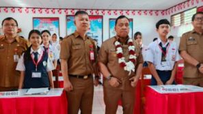 Robby Dondokambey Buka Naskah USAJ SMP N 4 Tondano, Vanda Sarundajang di SD N 4 Tondano