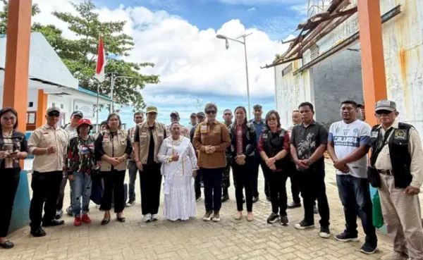 Maya Rumantir Kunjungi Pulau Makalehi, Disambut Secara Adat 8 Maya Rumantir Kunjungi Pulau Makalehi, Disambut Secara Adat