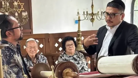 Bambang Noorsena Kunjungi Synagogue Shaar HaShamayim Tondano