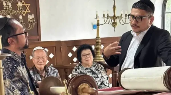 Bambang Noorsena Kunjungi Synagogue Shaar HaShamayim Tondano