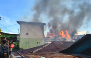 Kebakaran Kembali Terjadi di Lorong KUA Manado, Dua Rumah Hangus Dilalap Api