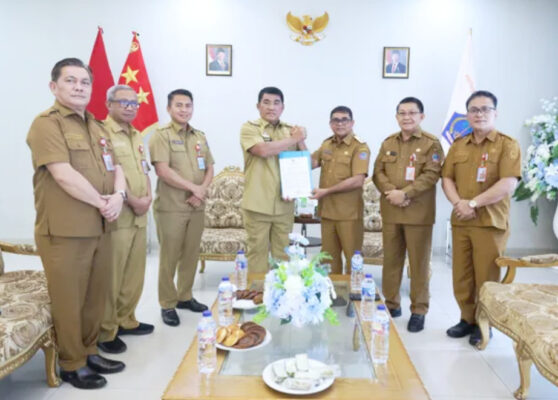 Gubernur Yulius Selvanus Tunjuk Heronimus Makainas Jadi Plt Bupati Sitaro, Pastikan Pemerintahan Tetap Stabil 8 Gubernur Yulius Selvanus Tunjuk Heronimus Makainas Jadi Plt Bupati Sitaro, Pastikan Pemerintahan Tetap Stabil