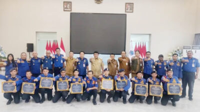 Damkar Penyelamat Korban Kebakaran Mega Mall Raih Penghargaan Gubernur Yulius Selvanus
