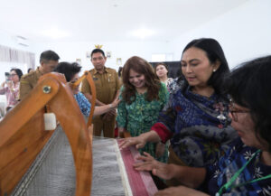 Ketua Dekranasda Anik Selvanus Pantau Proses Tenun ATBM di Sulut, Perajin Lokal Dapat Dukungan Penuh