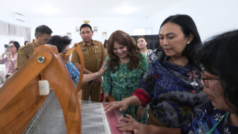 Ketua Dekranasda Anik Selvanus Pantau Proses Tenun ATBM di Sulut, Perajin Lokal Dapat Dukungan Penuh