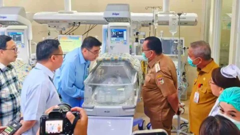 Potret Kemanusiaan di RSUP Kandou, Saat Robby Dondokambey dan Starry Rampengan Jenguk Bayi Terlantar