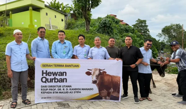 Sentuhan Hangat Idul Adha di RSUP Kandou: Saat Dirut dan Jajarannya Menyatu dalam Semangat Berbagi 9 Sentuhan Hangat Idul Adha di RSUP Kandou: Saat Dirut dan Jajarannya Menyatu dalam Semangat Berbagi