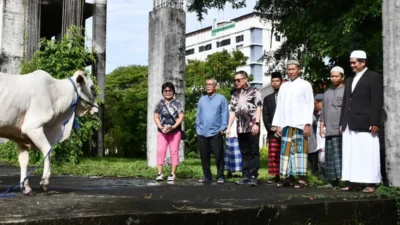 Rawat Toleransi Kampus, Rektor Unsrat Serahkan Hewan Kurban di Masjid Ulil Albab