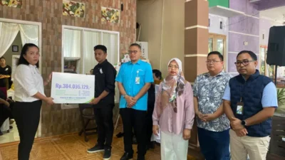 BPJS Ketenagakerjaan dan Megamas Group Serahkan Santunan untuk Keluarga Korban Kebakaran Megamall