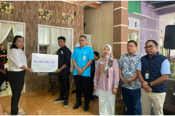 BPJS Ketenagakerjaan dan Megamas Group Serahkan Santunan untuk Keluarga Korban Kebakaran Megamall