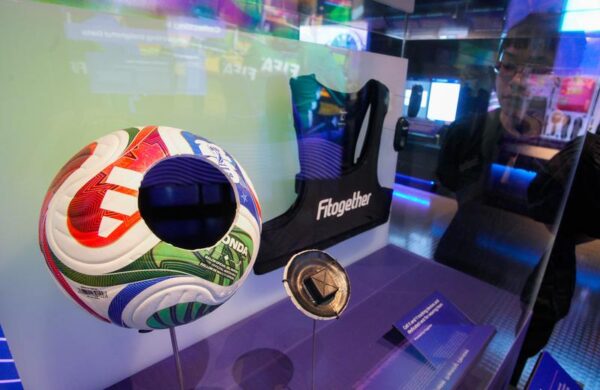 Sebuah bola sepak resmi Piala Dunia FIFA (FIFA World Cup) 2026 yang dilengkapi dengan teknologi sensor dipamerkan dalam pratinjau media pameran "Sepak Bola dan Teknologi dari Museum FIFA" (Soccer & Technology from the FIFA Museum) di Science World di Vancouver, British Columbia, Kanada, pada 13 Mei 2026. (Xinhua/Liang Sen)