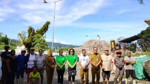 Ellen Honandar Sondakh Turun Langsung ke TPA Aertembaga, Warga Pemulung Rasakan Kepedulian Ketua TP PKK Bitung