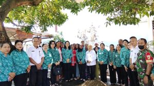 TP PKK Bitung dan DLH Dorong Warga Wangurer Timur Olah Sampah Jadi Kompos Bernilai