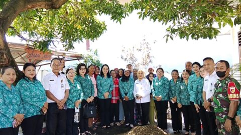 TP PKK Bitung dan DLH Dorong Warga Wangurer Timur Olah Sampah Jadi Kompos Bernilai