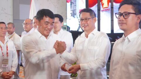 Yulius Selvanus Serahkan KTA ke Hengky Honandar, Gerindra Sulut Tambah Amunisi Politik