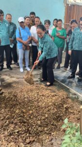 Ellen Honandar Sondakh Tunjukkan Cara Buat Kompos, Warga Pinokalan Antusias