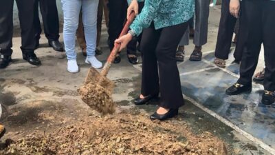 Ellen Honandar Sondakh Tunjukkan Cara Buat Kompos, Warga Pinokalan Antusias