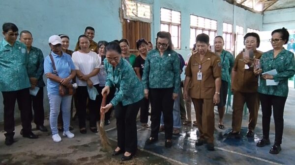Ellen Honandar Sondakh Tunjukkan Cara Buat Kompos, Warga Pinokalan Antusias 9 Ellen Honandar Sondakh Tunjukkan Cara Buat Kompos, Warga Pinokalan Antusias