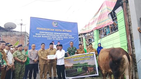 Hengky Honandar dan Randito Maringka Serahkan Sapi Kurban Presiden 900 Kg, Jamaah Masjid Nurul Hidayah Bersyukur