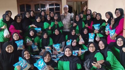 Semangat Berbagi Idul Adha, Majelis Ta’lim Al-Muttaqien Girian Weru Satu Sembelih 5 Ekor Sapi dan Bagikan 250 Paket Sembako