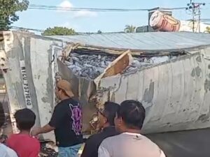 Kecelakaan Tunggal di Bitung Tengah, Truk Kontainer Tergelincir di Samping Hotel Plaza