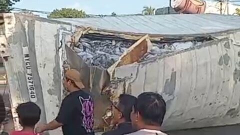 Kecelakaan Tunggal di Bitung Tengah, Truk Kontainer Tergelincir di Samping Hotel Plaza