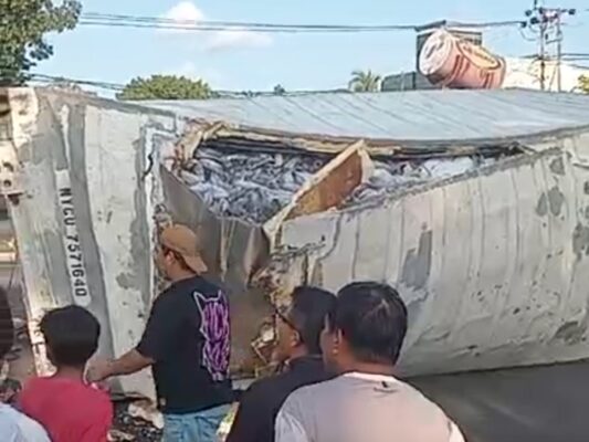 Kecelakaan Tunggal di Bitung Tengah, Truk Kontainer Tergelincir di Samping Hotel Plaza 8 Kecelakaan Tunggal di Bitung Tengah, Truk Kontainer Tergelincir di Samping Hotel Plaza