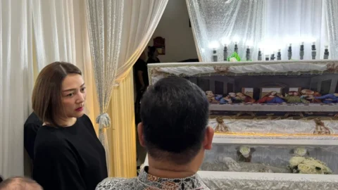 Ketua DPD Golkar Sulut Michaela Elsiana Paruntu Hadiri Ibadah Pemakaman Korban Kebakaran Megamall Manado