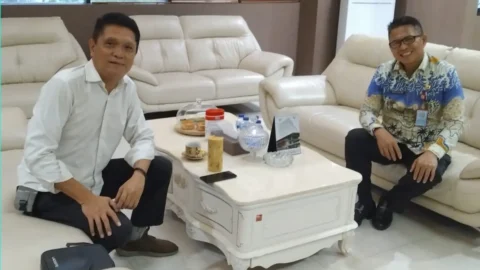 Diskusi Santai Sambil Ngopi, Taufik Tumbelaka Beri Masukan Soal Ekonomi Sulut ke Sekprov Tahlis Gallang