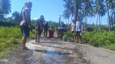 Pemdes Wori Bersama Warga Kerja Bakti Perbaiki Akses Jalan Antar Desa
