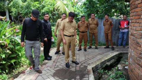 Blusukan ke Tikala Baru, Wali Kota Manado Andrei Angouw Tinjau Kondisi Pemukiman dan Infrastruktur