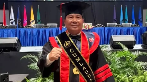 Irjen Pol Roycke Harry Langie Kapolda Sulut mengenakan sash Cum Laude Universitas Trisakti wisuda Doktor Ilmu Hukum 5 Mei 2026