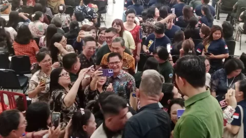 Dr. Joune J. E. Ganda bersama warga yang antusias berfoto usai kegiatan di Minahasa Utara.