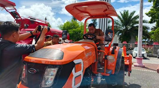 Petani Minahasa Dapat Bantuan Alsintan