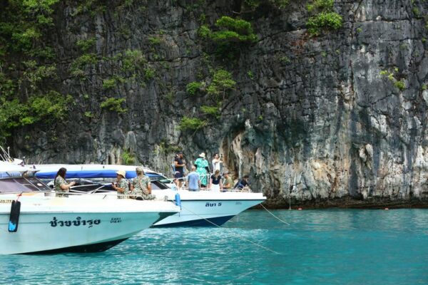 Turis menaiki kapal wisata di Kepulauan Phi Phi di Krabi, Thailand, pada 25 September 2025. (Xinhua/Sun Weitong)