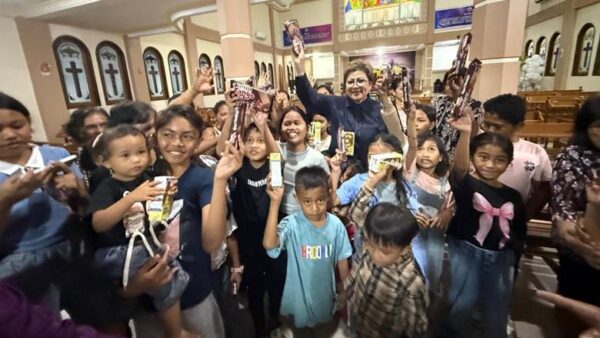 Seberangi Lautan, Maya Rumantir Rayakan HUT ke-71 GMIST Sarfat Mini Siau