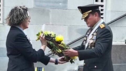 Mayjen Rano Tilaar Letakkan Karangan Bunga di Australian War Memorial