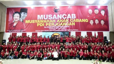 Olly Dondokambey beri arahan di MUSANCAB PDI Perjuangan Kabupaten Minahasa, Gedung Wale Ne Tou, 13 Mei 2026.