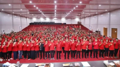 Olly Dondokambey berfoto bersama peserta Musancab PDIP Minahasa Tenggara di Sporthall Ratahan.