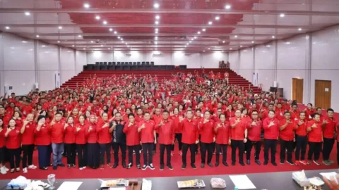 Olly Dondokambey berfoto bersama peserta Musancab PDIP Minahasa Tenggara di Sporthall Ratahan.