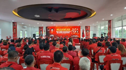260 peserta Musancab PDIP se-Kota Manado di Kantor DPC PDIP, Jalan Ringroad 2 GPI, Mapanget, Senin (11/5/2026), didampingi Ketua DPC dr. Richard Sualang dan Sekretaris DPC Jeffry Polii, SH.
