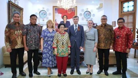 Megawati Soekarnoputri dan Olly Dondokambey bertemu Dubes Rusia Sergei Tolchenov di Jakarta