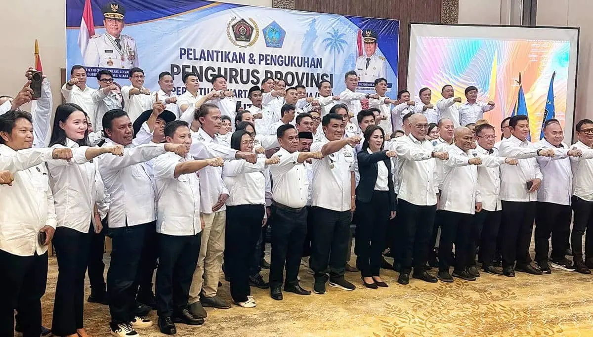Sintya Bojoh Pimpin PWI Sulut, Gubernur Yulius Selvanus Ingatkan Kode Etik 9 Gubernur Yulius Selvanus dan Ketum PWI Pusat AKhmad Munir bersama pengurus PWI Sulut yang dilantik