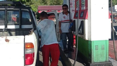 Pengelola SPBU Kawangkoan Refly Nakoan yang memantau langsung pengisian solar. (Foto: tenni Assa)