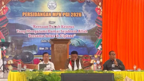 Kiri ke Kanan: Sekretaris Umum Pdt. Darwin Darmawan, Ketua II Olly Dondokambey, Ketua Umum Pdt. Jacklevyn Frits Manuputty