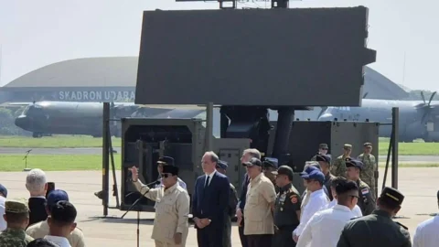 Presiden Prabowo Subianto menyaksikan serah terima radar GM403 Thales ke TNI AU di Halim Perdanakusuma Jakarta.