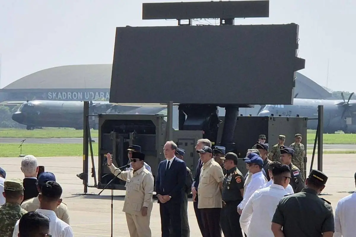 Prabowo Saksikan Serah Terima Radar GM403 Thales ke TNI AU, 13 Unit Perkuat Langit Indonesia 9 Presiden Prabowo Subianto menyaksikan serah terima radar GM403 Thales ke TNI AU di Halim Perdanakusuma Jakarta.